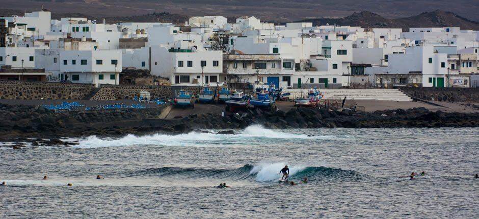 Surffaa vasemmalle murtuvilla aalloilla La Santassa + Lanzaroten surffauskohteet 