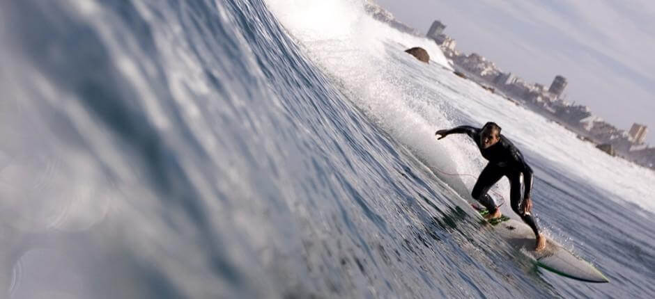 Surffaa oikealle murtuvia aaltoja Lloretilla, surffauskohteet Gran Canarialla