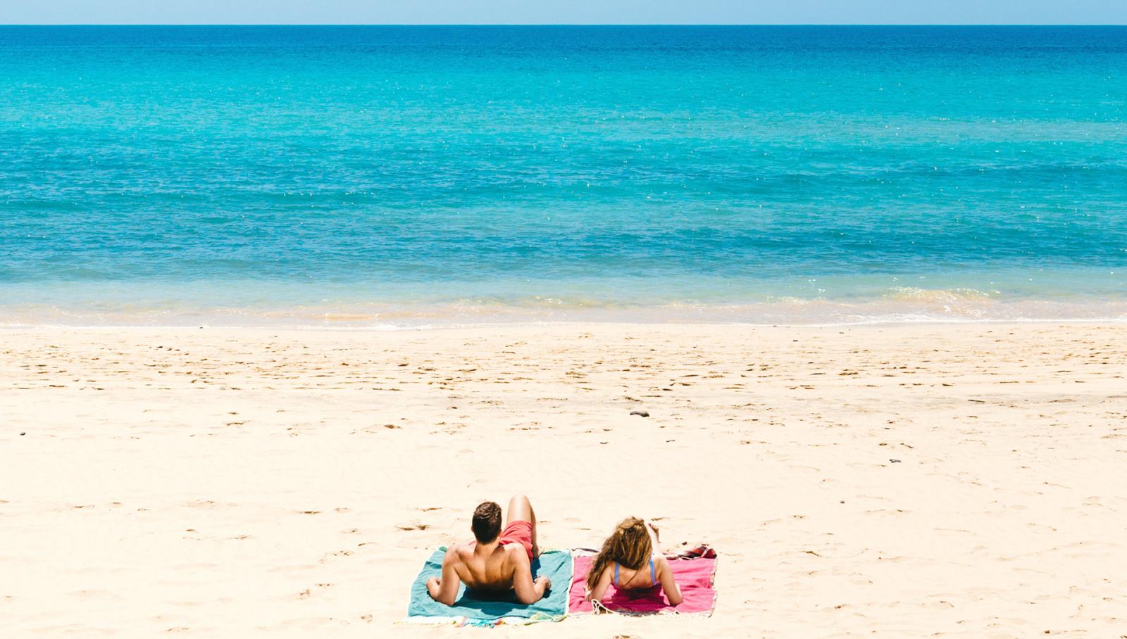 Pareja tumbada en la playa de Jandía