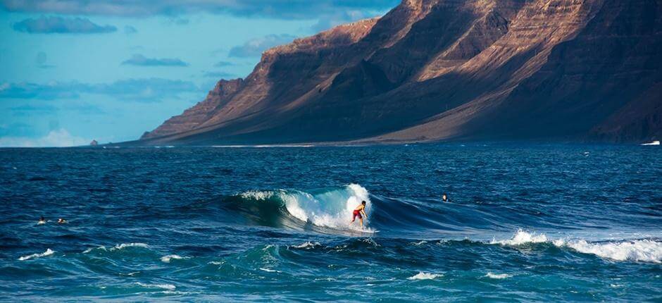 Surffaa vasemmalle murtuvilla aalloilla San Juanilla + Surffauskohteet Lanzarotella  